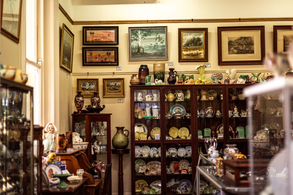 The Speckled Hen Antiques and Collectibles - Townsville.
BDmag "A Time Traveller's Haven" October to December 2023